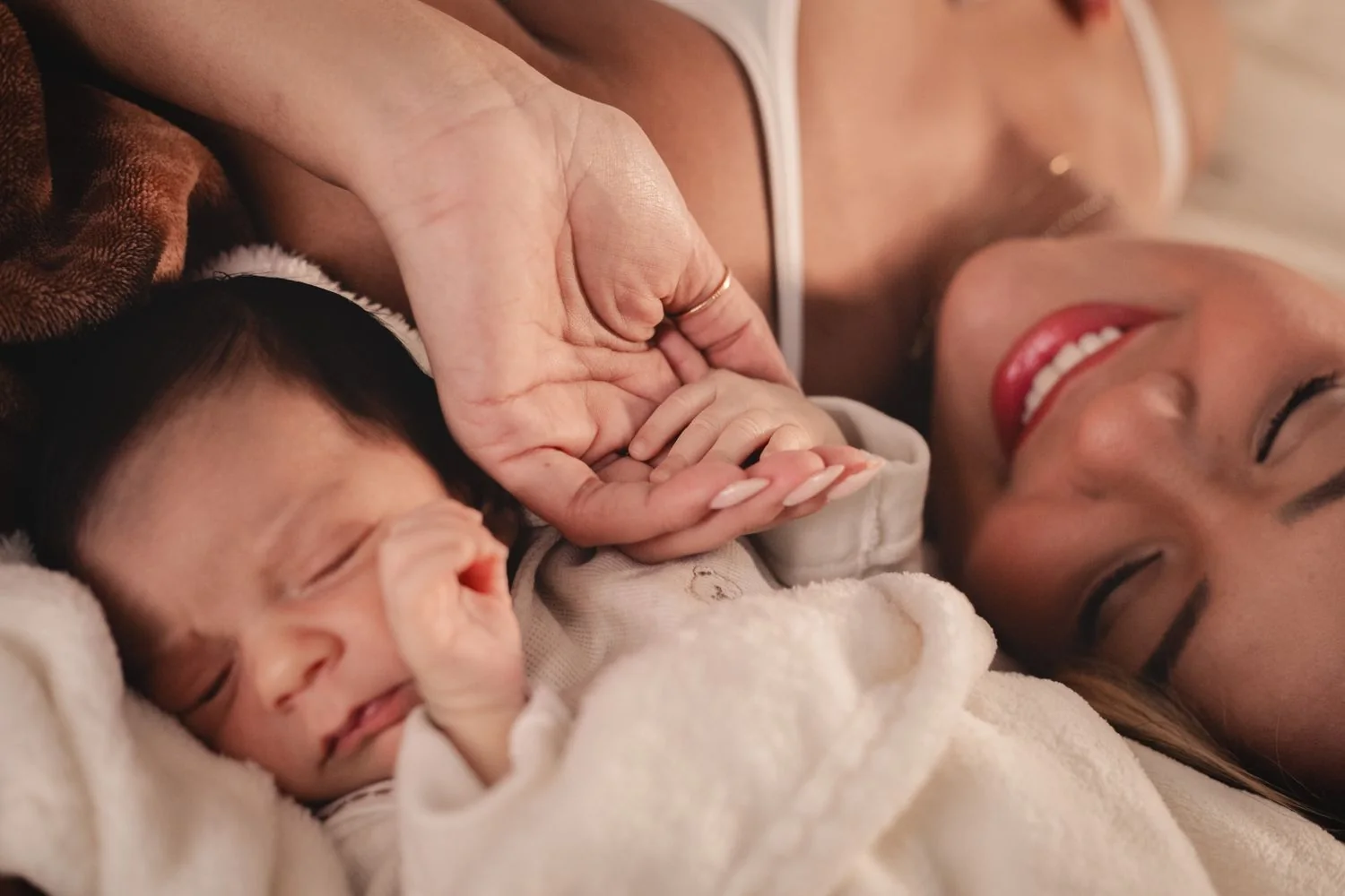 Mãe e bebê de mãos dadas